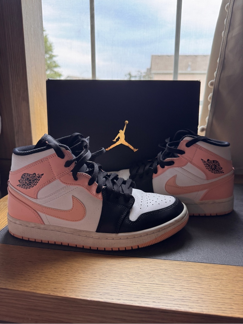 Air Jordan 1 Mid in Arctic Orange Size 7